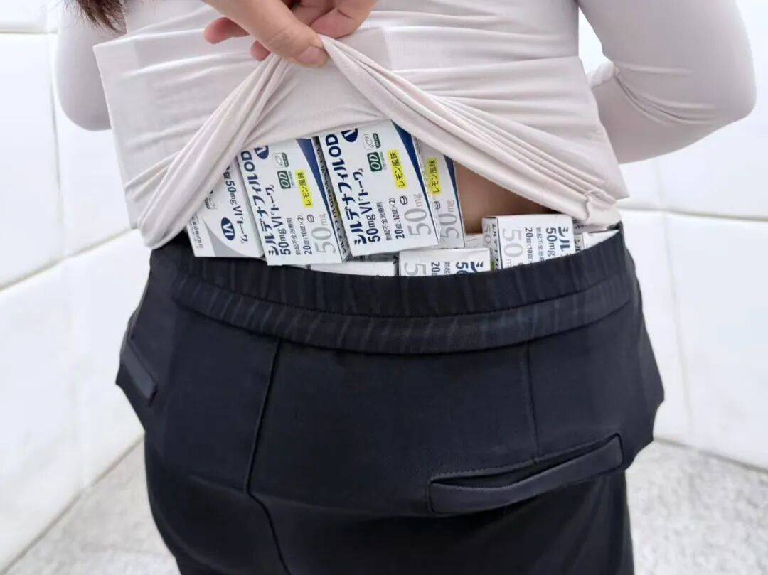 女子身绑73盒"伟哥"<strong></p>
<p>红宝丽股票</strong>，当场被拦下！还有人假扮孕妇，绑了38斤的白银颗粒