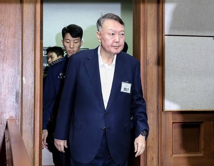 韩国前总统尹锡悦夫妇时隔9个月法庭相见；尹锡悦此前因内乱头目罪罪名，一审被判无期