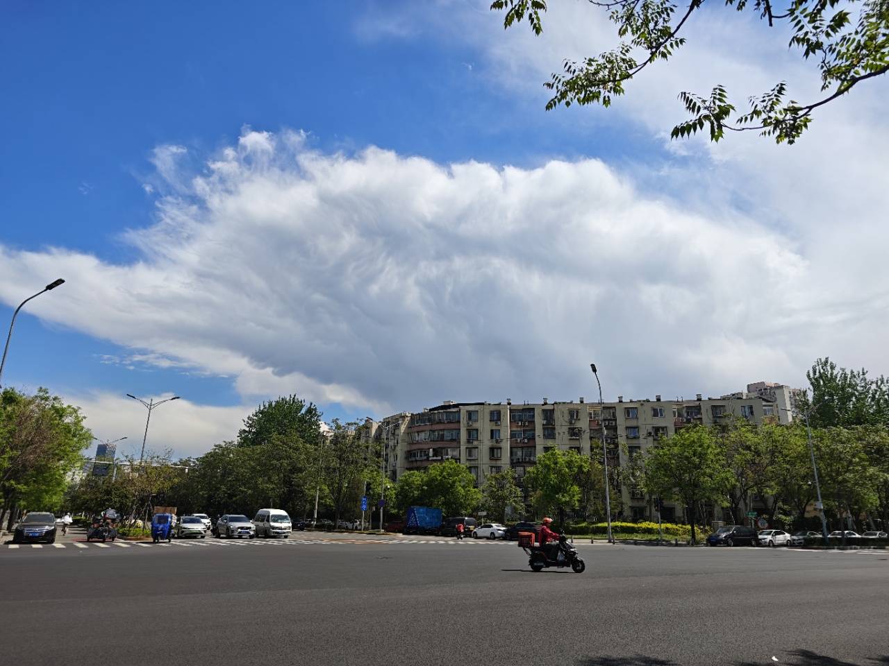 出现“雨幡”奇景<strong></p>
<p>京沪高铁股票</strong>，北京今天的云像“天空之城”