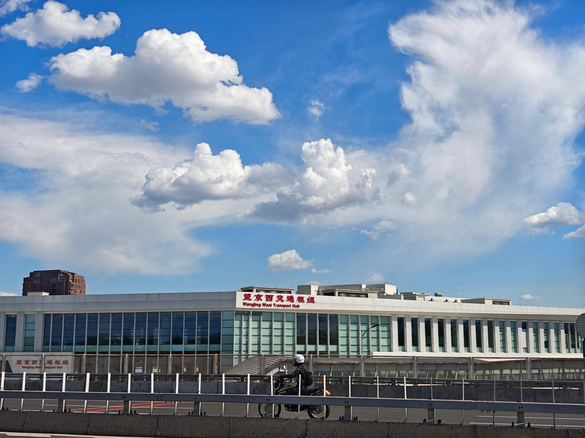 出现“雨幡”奇景<strong></p>
<p>京沪高铁股票</strong>，北京今天的云像“天空之城”