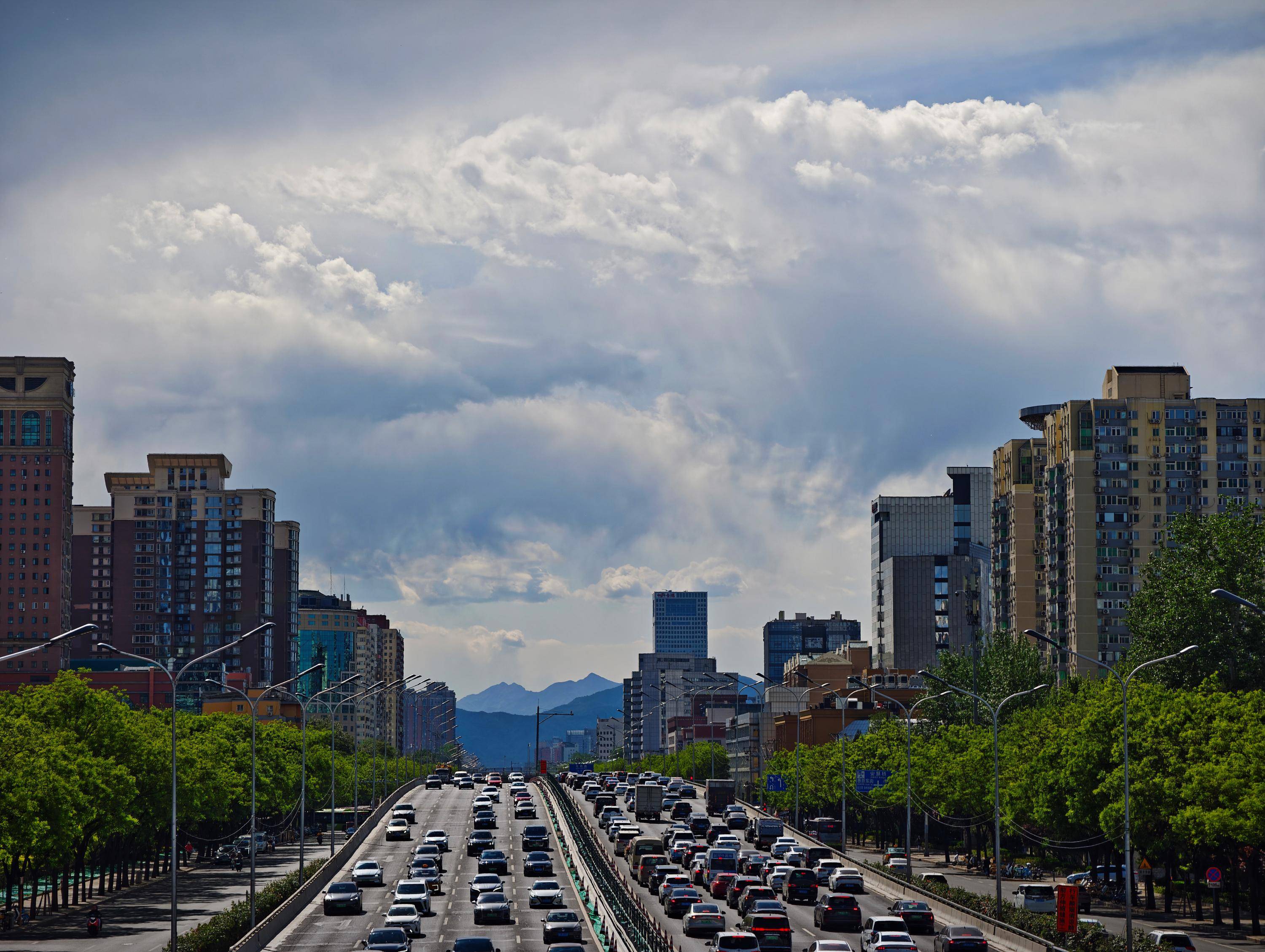 出现“雨幡”奇景<strong></p>
<p>京沪高铁股票</strong>，北京今天的云像“天空之城”