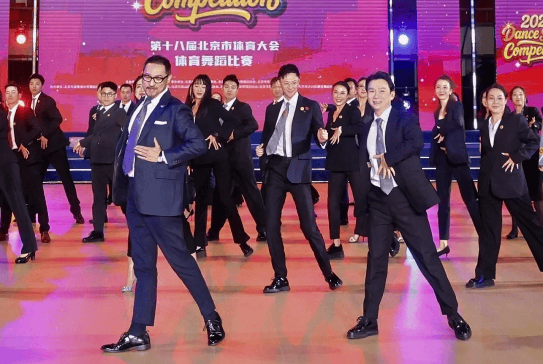 沙溢瘦到都认不出！穿西装秀大长腿<strong></p>
<p>股票开户</strong>，与“法拉利大叔” 许文飙同框跳舞，网友惊呼颜值回归：军艺校草不是吹的