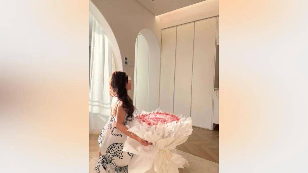 25岁海归男子恋上浙江离异老板娘<strong></p>
<p>上海建工股票</strong>，分手后追讨12万：每个月给她点外卖都要五六千，对方却没转过一分钱，每次转账还要写自愿赠与，准备起诉